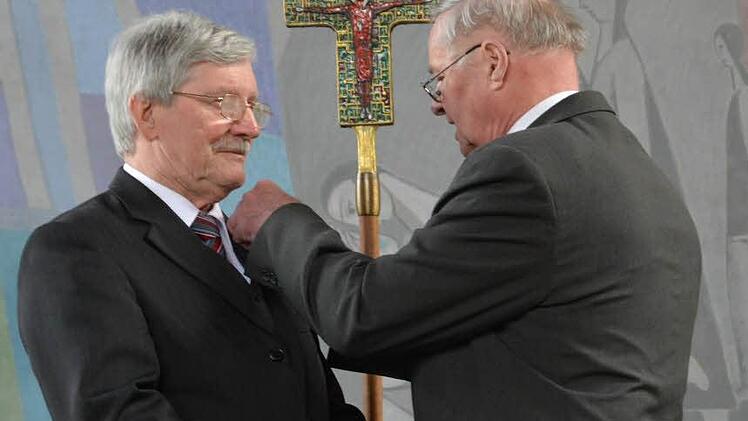Anton Dill vom Mesnerverband der Diözese Würzburg gratuliert Siegbert Holzheimer (links) zu seinem 50-jährigen Mesnerjubiläum.  Foto: Björn Hein