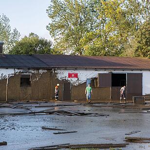 Güllebehälter platzt in Unterasbach