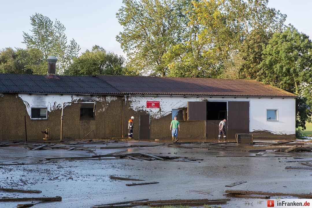 Güllebehälter platzt in Unterasbach
