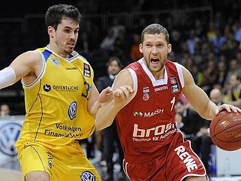 Janis Strelnieks (mit Ball), der sich gegen Nicolai Simon behauptet, zeigte einmal mehr eine abgeklärte Vorstellung und war in Braunschweig Bambergs Bester. Foto: isslerimages
