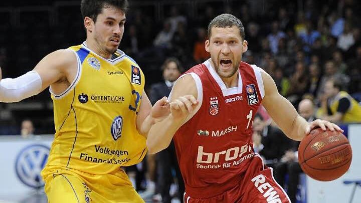 Janis Strelnieks (mit Ball), der sich gegen Nicolai Simon behauptet, zeigte einmal mehr eine abgeklärte Vorstellung und war in Braunschweig Bambergs Bester. Foto: isslerimages