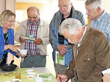 Die Mitglieder des Vlf-Kronach zeigten an "Genussinseln" gesunde Lebensmittel.  Foto: privat