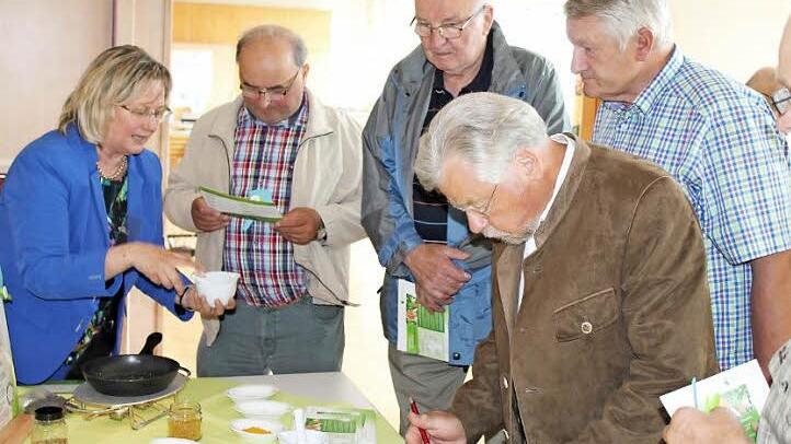 Die Mitglieder des Vlf-Kronach zeigten an "Genussinseln" gesunde Lebensmittel.  Foto: privat