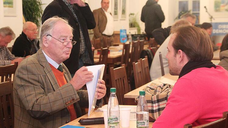 Kein Bier im Bräuwerck: Für Parteivize Alexander Gauland (links) hatte der AfD-Bezirksverband Mineralwasser mitgebracht. Foto: Stephan Tiroch