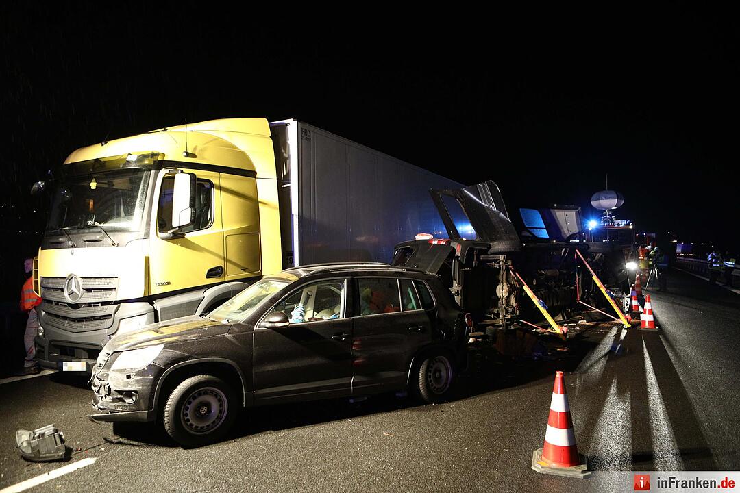 Kleintransporter prallt auf A9 auf Stauende – Ein Toter, ein Schwerverletzter