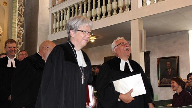 Pfarrer Albrecht Bischoff und Dekanin Dorothea Richter in der voll besetzten Michaeliskirche  Foto: Martin Modes