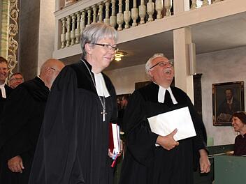 Pfarrer Albrecht Bischoff und Dekanin Dorothea Richter in der voll besetzten Michaeliskirche  Foto: Martin Modes