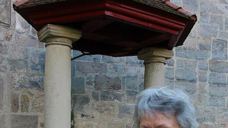 Monika Mennel vor dem Schwedenbrunnen, der erst 1960 vom einstigen Schlossbauernhof an seinen heutigen Standort gebracht wurde.Evi Seeger