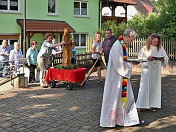 Mit einer kleinen Prozession wurde die Marienstatue von Pater Alfons Blüml (vorne) und Gläubigen der Pfarrgemeinde von der Dominikus-Savio-Kirche der Salesianer in die Dorfkirche von Pfaffendorf gebracht.Helmut Will