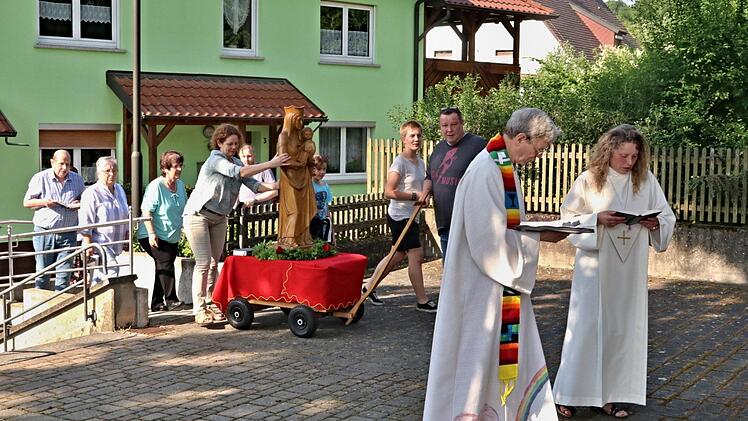 Mit einer kleinen Prozession wurde die Marienstatue von Pater Alfons Blüml (vorne) und Gläubigen der Pfarrgemeinde von der Dominikus-Savio-Kirche der Salesianer in die Dorfkirche von Pfaffendorf gebracht.Helmut Will