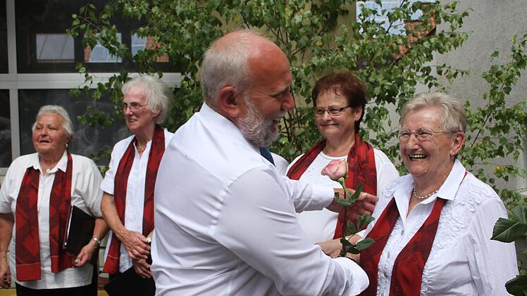 Überraschung für die Damen: Die Männer wurden zu Rosenkavalieren und verehrten den aktiven Sängerinnen am Ende des Konzertnachmittages Blumen.S. Adam