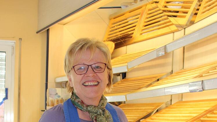 Seniorchefin Gisela Straub mit einer der Spezialitäten der Bäckerei: Ein handgeschlagenes Kipf. Birgit Will