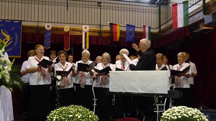 Der gemischte Chor aus  Pilisszentiván mit Dirigent Franz Neubrandt. Foto: Klaus-Peter Wulf