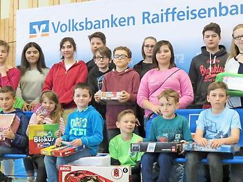 Stellvertretender Landrat Helmut Fischer (links), Kreisverbandsvorsitzender der Genossenschaftsbanken im Landkreis Lichtenfels, Ulrich Klein (rechts), Malte Hornung (hinten, fünftes Kind von rechts) und die regionalen Preisträger des Jugendwettbewerbs Foto: Monika Schütz