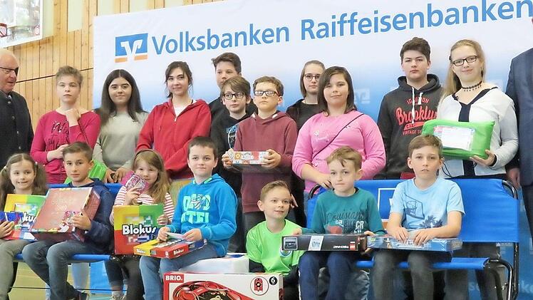 Stellvertretender Landrat Helmut Fischer (links), Kreisverbandsvorsitzender der Genossenschaftsbanken im Landkreis Lichtenfels, Ulrich Klein (rechts), Malte Hornung (hinten, fünftes Kind von rechts) und die regionalen Preisträger des Jugendwettbewerbs Foto: Monika Schütz
