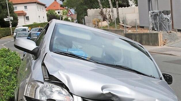 Endstation Pfosten: Die Fahrerin dieses VW Fox wurde am Freitag bei einem Unfall in der Nicolaus-Zech-Straße leicht verletzt.  Foto: Michael Stelzner