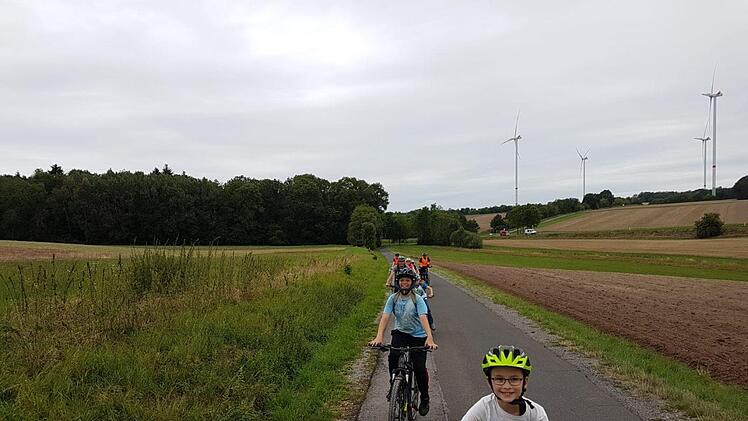 Die Freiwillige Feuerwehr Thundorf organisierte f&uuml;r die Kinder- und Jugendfeuerwehr wieder eine Fahrradtour zum Sulzfelder Badesee. Foto: Philipp Bauernschubert