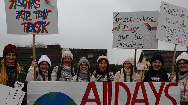 Die Frauengruppe plädiert humorvoll für jeden Tag Klimaschutz, außer am Samstag und am Sonntag. Foto: Charlotte Wittnebel-Schmitz