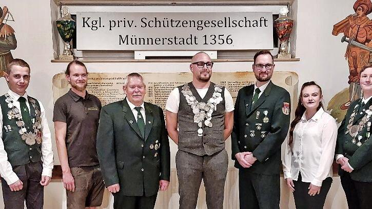 Das neue K&ouml;nigshaus und Robin Hood der Sch&uuml;tzengesellschaft M&uuml;nnerstadt (von links) Alexander Weber, Robin Hood Lukas Weber, Adrian Bier, 2. Ritter Georg K&ouml;th, Sch&uuml;tzenk&ouml;nig Christoph Aberer, 1. Ritter Johannes Krenzer, 2. Ritterin Emily M&uuml;ller, J...