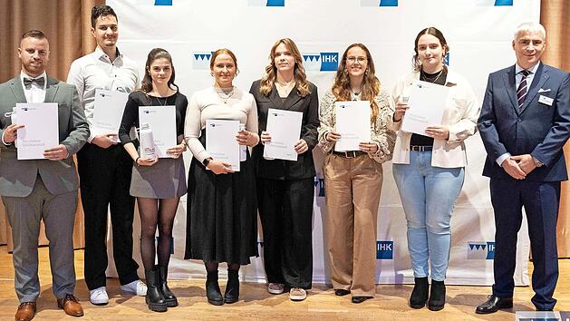 Die Pr&uuml;fungsbesten aus den Mitgliedsbetrieben des IHK-Gremiums Forchheim (v.&nbsp;l.): Cedrik M&uuml;ller, Julian Henkel, Samira Alp, Sophia Brustmann, Miriam Ott, Nina Schle&szlig;mann und Carolin Pauline Schreiber sowie IHK-Pr&auml;sident Michael Waasner.
