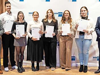 Die Prüfungsbesten aus den Mitgliedsbetrieben des IHK-Gremiums Forchheim (v. l.): Cedrik Müller, Julian Henkel, Samira Alp, Sophia Brustmann, Miriam Ott, Nina Schleßmann und Carolin Pauline Schreiber sowie IHK-Präsident Michael Waasner.
