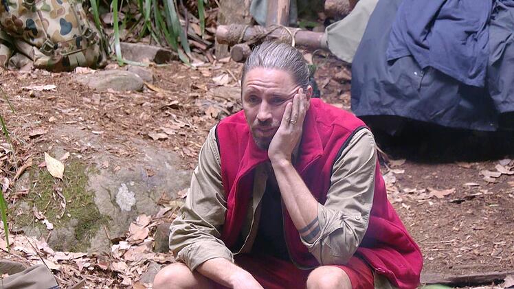 Es bleibt dabei: Gil weicht den Fragen seiner Mitcamperinnen und Mitcamper aus.