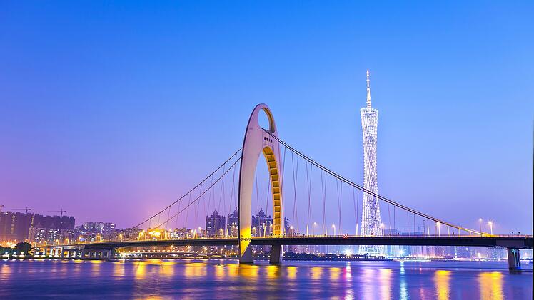 Guangzhou China Br&uuml;cke Nachtaufnahme Pearl River Handelszentrum Metropole Skyline Architektur Beleuchtung Nachtansicht Reiseziele Finanzstadt Tourismusbranche Infrastruktur Hochgeschwindigkeitszug Ausl&auml;ndische Besucher Touristen Servicequalit&auml;t Canton Fair Stadtbesichtigung Reiseindustrie Volksrepublik Wirtschaftswachstum Regulierung Tourismusminister Sun Yeli Moderne Stadt Flusskreuzfahrt Urlaubsziel S&uuml;dchina