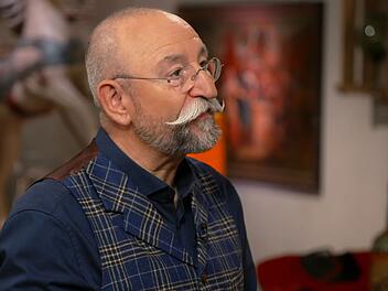 Horst Lichter war sichtbar &uuml;berrascht von der lebensgro&szlig;en Figur bei "Bares f&uuml;r Rares".