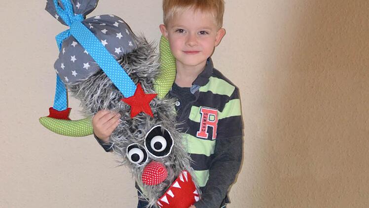 Eine Monster-Schultüte mit einem ferngesteuerten Auto als Inhalt hat Tobias Rehmann in Kulmbach zum schulstart bekommen.