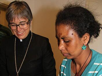 Die 30-jährige Adisa Alem hat mit anderen Frauen aus Äthiopien Injera mit roten und grünen Linsen, mit Salat und Paprika-Kartoffel-Gemüse zubereitet. Injera ist ein gesäuertes Fladenbrot aus Teffmehl. Der Teig muss einige Tage gären. Das zeigte sie Regionalbischöfin Dorothea Greiner.  Fotos: Sonja Adam