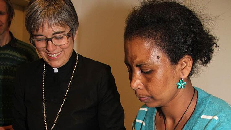 Die 30-jährige Adisa Alem hat mit anderen Frauen aus Äthiopien Injera mit roten und grünen Linsen, mit Salat und Paprika-Kartoffel-Gemüse zubereitet. Injera ist ein gesäuertes Fladenbrot aus Teffmehl. Der Teig muss einige Tage gären. Das zeigte sie Regionalbischöfin Dorothea Greiner.  Fotos: Sonja Adam