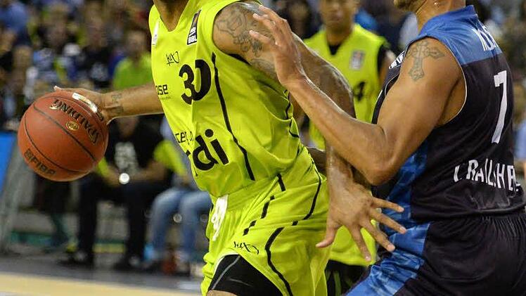 Ronald Burrell (links) gegen Jonathan Moore.