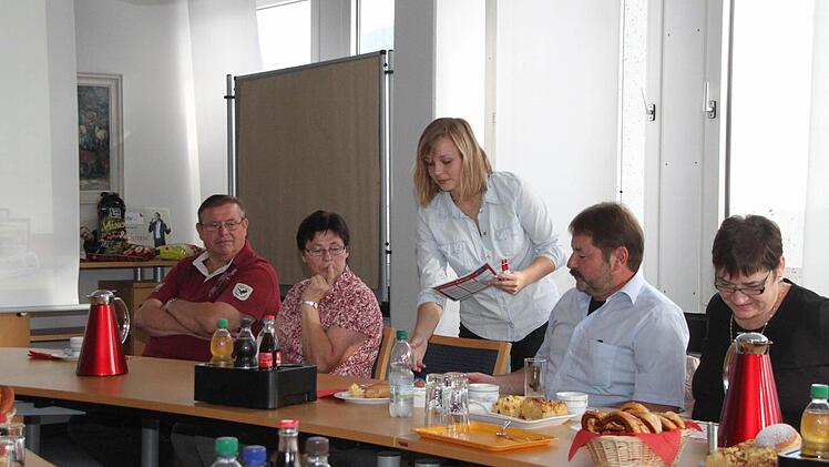BR-Mitarbeiterin Iris Müller verteil nach dem Frühstück Stifte und Fragezettel.