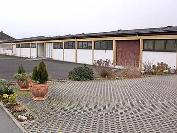 Auf diesem Areal, dem "Precklein-Grundstück" an der Eremitenstraße, darf nun doch eine dreigliedrige Wohnanlage errichtet werden. Über das Projekt war während des Jahres immer wieder kontrovers diskutiert worden. Nun haben Stadtrat und Bauwerber einen Kompromiss gefunden.
