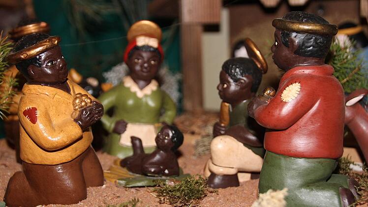 Die Tonfiguren aus Westafrika mit dem fröhlichen Christuskind auf den Blättern spiegeln das sonnige Gemüt der Bevölkerung.