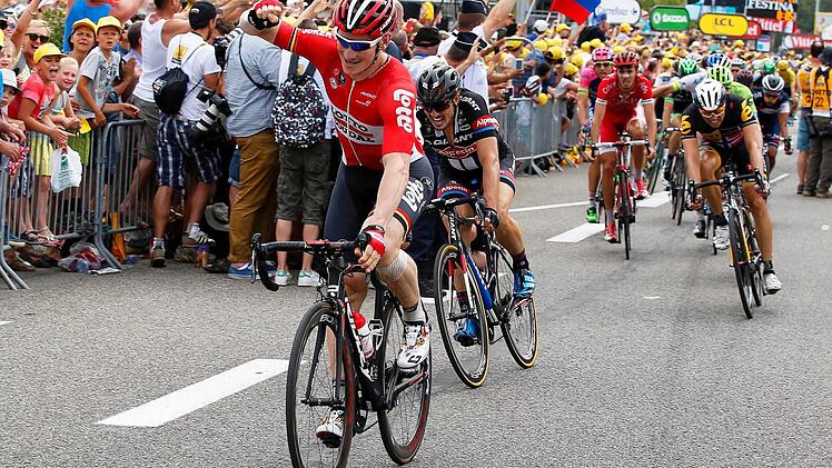 "Ein Huscher - und schon war alles vorbei", erzählt Alfred Vießmann, wie er den Etappensieg von Andre Greipel (vorne) bei der 15. Etappe der Tour de France in Valence erlebt hat. Foto: Sebastien Nogier/dpa