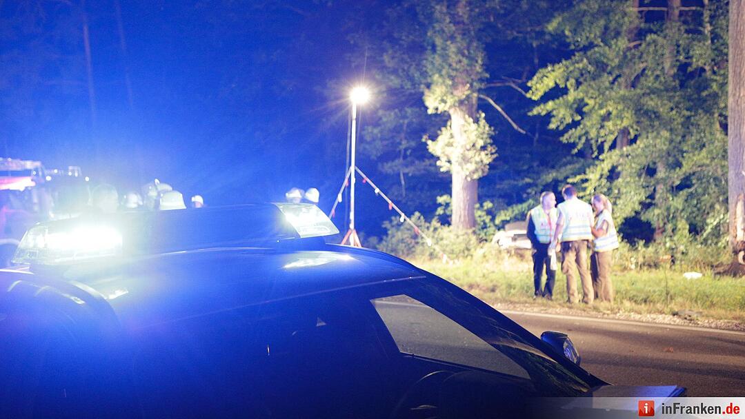 Porsche schleudert in Waldstueck und zerreisst in zwei Teile - Fahrer tot