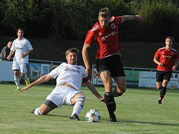 Einsatz ja, Erfolgserlebnis nein: Die Grätsche vom Schondraer Ferdinand Leitsch geht ins Leere, Fuchsstadts Sebastian Heinlein ist einen Tick schneller. Foto: Hopf