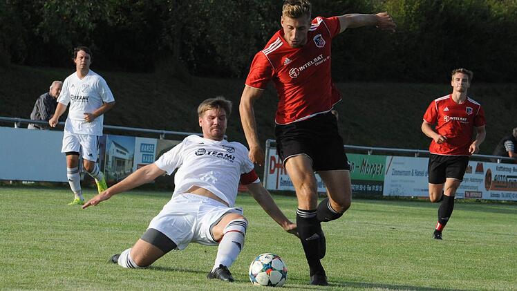 Einsatz ja, Erfolgserlebnis nein: Die Grätsche vom Schondraer Ferdinand Leitsch geht ins Leere, Fuchsstadts Sebastian Heinlein ist einen Tick schneller. Foto: Hopf