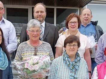 Die Blutspender hätten Gemeinsinn bewiesen, meinte der Bürgermeister, als er im Rahmen der Gemeinderatssitzung BRK-Urkunden und Ehrennadeln verlieh.  Foto: Doris Weidner