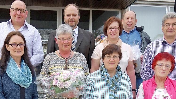 Die Blutspender hätten Gemeinsinn bewiesen, meinte der Bürgermeister, als er im Rahmen der Gemeinderatssitzung BRK-Urkunden und Ehrennadeln verlieh.  Foto: Doris Weidner