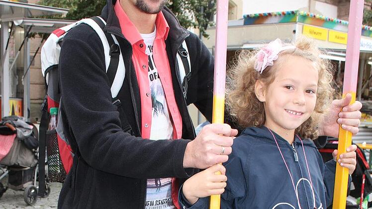 Marlene Schuller (5) hat  Stelzen bekommen.
