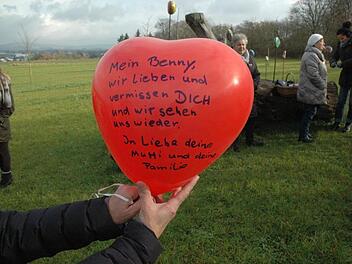 Diesen Liebesgruß an ihren verstorbenen Sohn Benny wird  dessen Mutter gleich symbolisch in den Himmel schicken. Foto: Edwin Meißinger