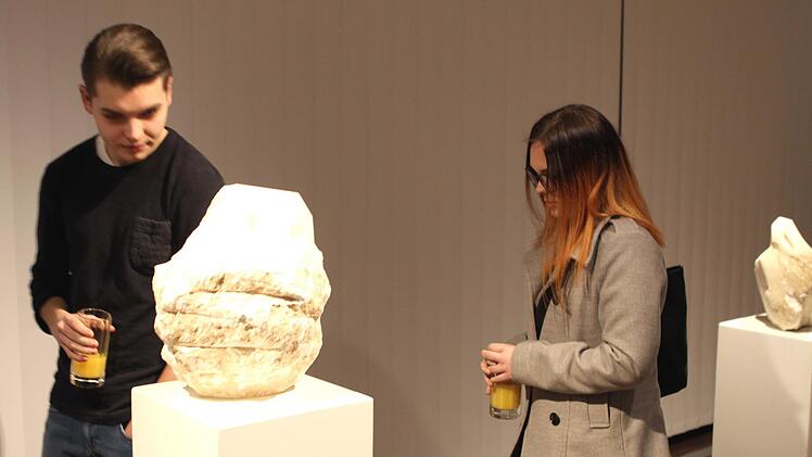 Die Besucher der Ausstellungseröffnung "Bildraum Raumbild" sind von den künstlerischen Werken angetan. Foto: Michael Wunder