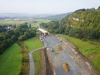 Aus der Luft zeigt sich die gesamte Dimension der Baustelle für die Ortsumfahrung Zeyern der Bundesstraße 173. Foto: Staatliches Bauamt Bamberg