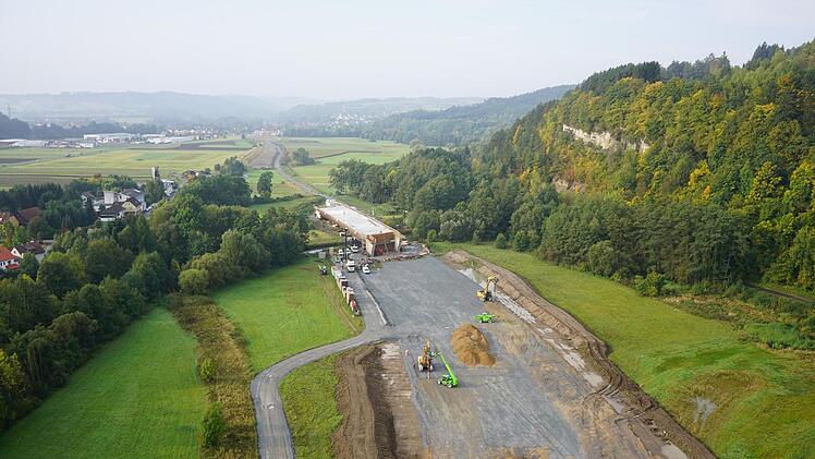 Aus der Luft zeigt sich die gesamte Dimension der Baustelle für die Ortsumfahrung Zeyern der Bundesstraße 173. Foto: Staatliches Bauamt Bamberg