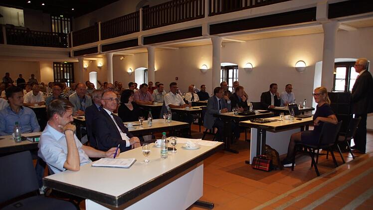 Zu einer gemeinsamen Kreisversammlung des Bayerischen Gemeindetages für Haßberge, Schweinfurt und Bad Kissingen trafen sich in Haßfurt Bürgermeister und Verwaltungsmitarbeiter aus den drei Kreisen. Auch Landrat Wilhelm Schneider (vorne, 2. von links) nutzte die Informationsmöglichkeit.Sabine Weinbeer