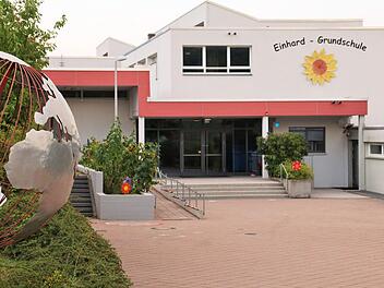 Viel Geld wird in der   Einhard-Schule  Euerdorf für Sport ausgegeben. Nachdem bereits die Sporthalle, die auch von Vereinen genutzt wird, für 1,9 Millionen Euro saniert wird, genehmigt die Verwaltungsgemeinschaft jetzt weitere 174 00 Euro für den Außenbereich. Werner Vogel