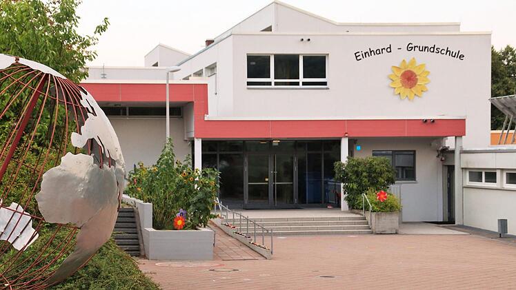 Viel Geld wird in der   Einhard-Schule  Euerdorf für Sport ausgegeben. Nachdem bereits die Sporthalle, die auch von Vereinen genutzt wird, für 1,9 Millionen Euro saniert wird, genehmigt die Verwaltungsgemeinschaft jetzt weitere 174 00 Euro für den Außenbereich. Werner Vogel