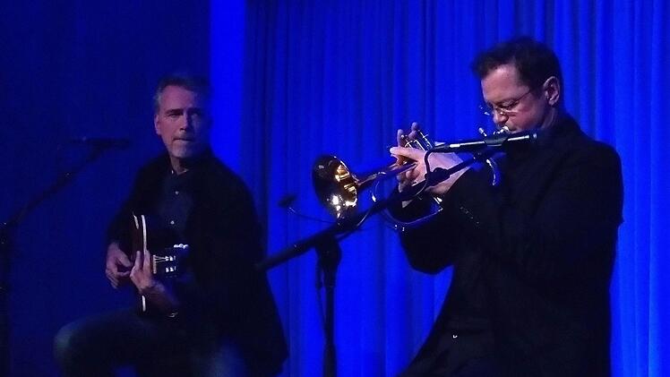 Das Jazul Duo mit Ingolf Burkhardt (Trompete und Flügelhorn) und Roland Cabezas (Gitarre und Gesang)  beeindruckte sein Publikum in Coburg.Foto: Jochen Berger